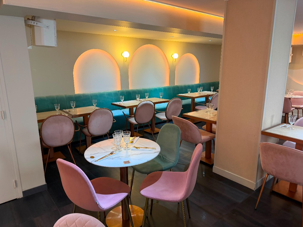 Le Bloomy — banquettes et arches